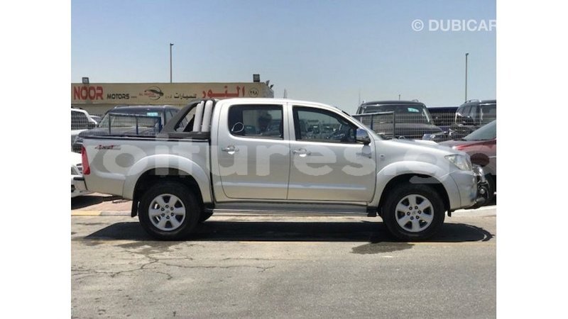 Big with watermark toyota hilux estuary import dubai 6464