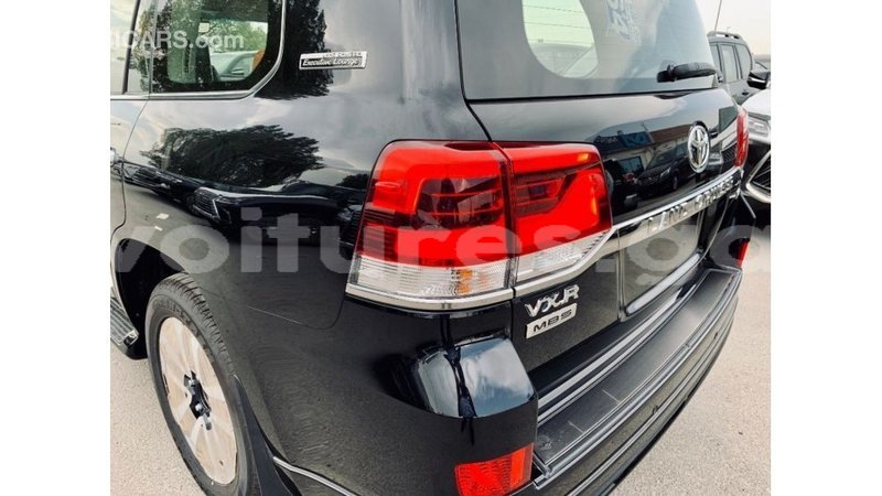 Big with watermark toyota land cruiser estuary import dubai 6467