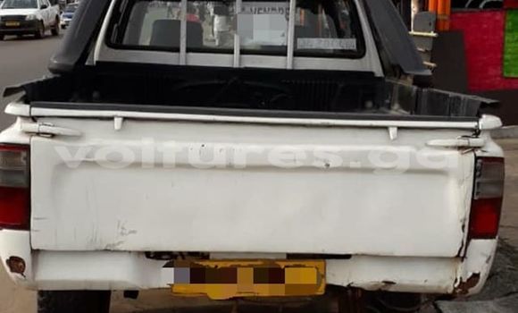 Sayi Na hannu Toyota Hilux White Mota in Port Gentil a Ogooué-Maritime Sayi Na hannu Toyota Hilux White Mota in Port Gentil a Ogooué-Maritime