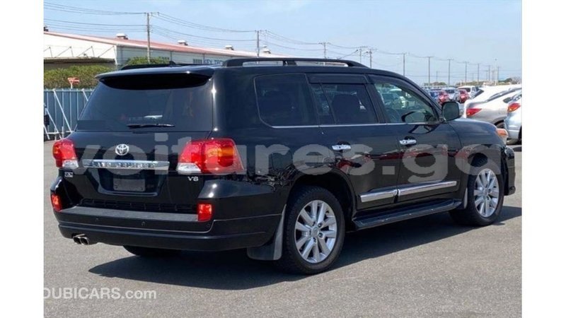 Big with watermark toyota land cruiser estuary import dubai 6489