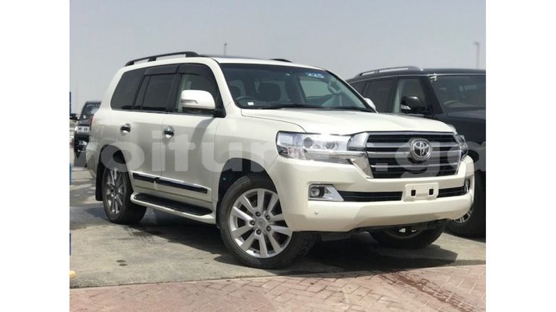 Big with watermark toyota land cruiser estuary import dubai 6490