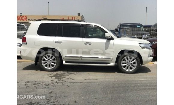 Sayi Imported Toyota Land Cruiser White Mota in Import - Dubai a estuary Sayi Imported Toyota Land Cruiser White Mota in Import - Dubai a estuary