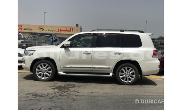 Sayi Imported Toyota Land Cruiser White Mota in Import - Dubai a estuary Sayi Imported Toyota Land Cruiser White Mota in Import - Dubai a estuary
