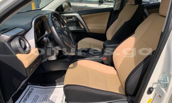 Sayi Na hannu Toyota RAV4 White Mota in Libreville a estuary Sayi Na hannu Toyota RAV4 White Mota in Libreville a estuary