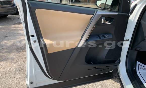 Sayi Na hannu Toyota RAV4 White Mota in Libreville a estuary Sayi Na hannu Toyota RAV4 White Mota in Libreville a estuary