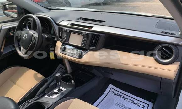 Sayi Na hannu Toyota RAV4 White Mota in Libreville a estuary Sayi Na hannu Toyota RAV4 White Mota in Libreville a estuary