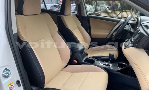 Sayi Na hannu Toyota RAV4 White Mota in Libreville a estuary Sayi Na hannu Toyota RAV4 White Mota in Libreville a estuary