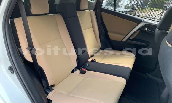 Sayi Na hannu Toyota RAV4 White Mota in Libreville a estuary Sayi Na hannu Toyota RAV4 White Mota in Libreville a estuary