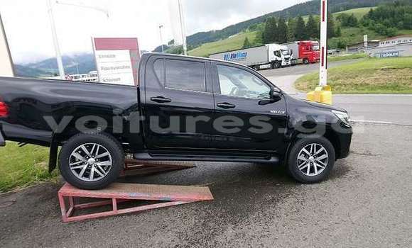 Sayi Na hannu Toyota Hilux Black Mota in Libreville a estuary Sayi Na hannu Toyota Hilux Black Mota in Libreville a estuary