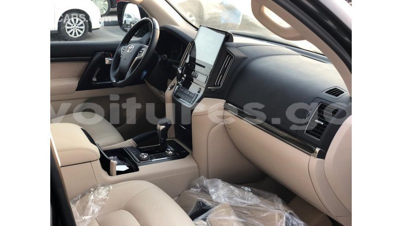 Big with watermark toyota land cruiser estuaire import dubai 6558