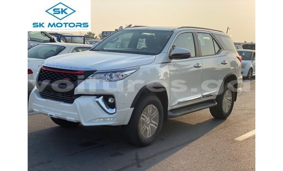Acheter Import Voiture Toyota Fortuner Blanc à Import - Dubai, Estuaire
