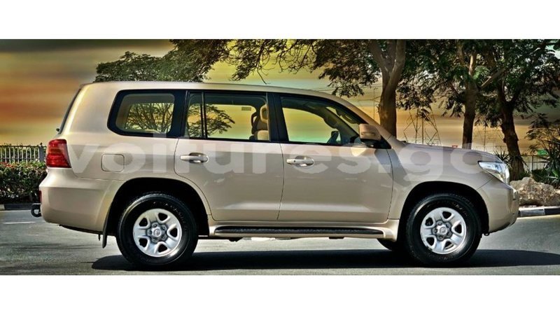 Big with watermark toyota land cruiser estuary import dubai 6566