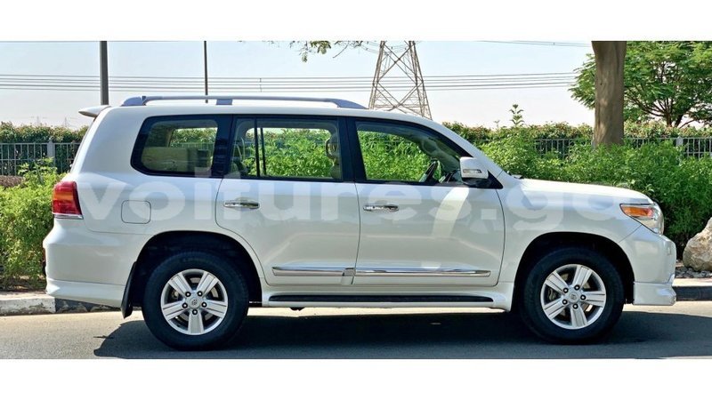 Big with watermark toyota land cruiser estuary import dubai 6573