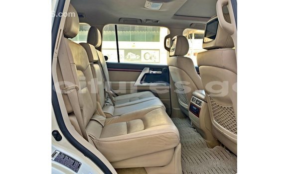 Acheter Import Voiture Toyota Land Cruiser Blanc à Import - Dubai, Estuaire Acheter Import Voiture Toyota Land Cruiser Blanc à Import - Dubai, Estuaire