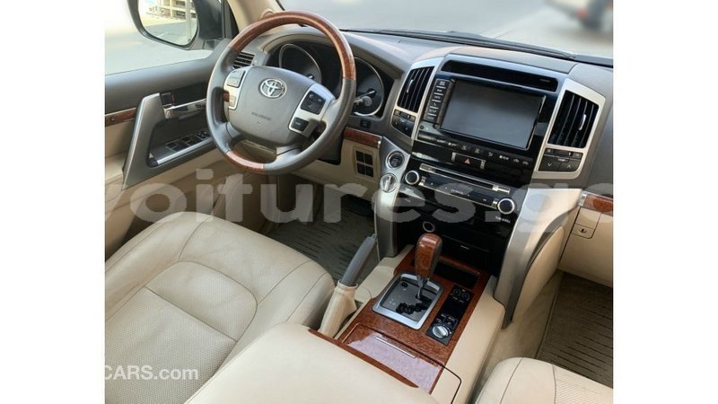 Big with watermark toyota land cruiser estuary import dubai 6573