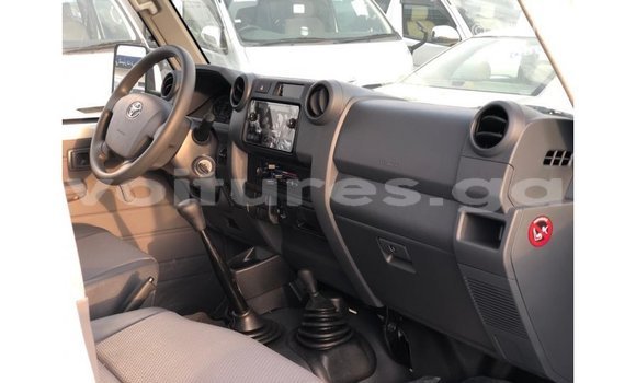Buy Import Toyota Land Cruiser White Car in Import - Dubai in Estuary Buy Import Toyota Land Cruiser White Car in Import - Dubai in Estuary