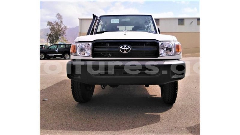 Big with watermark toyota land cruiser estuary import dubai 6590