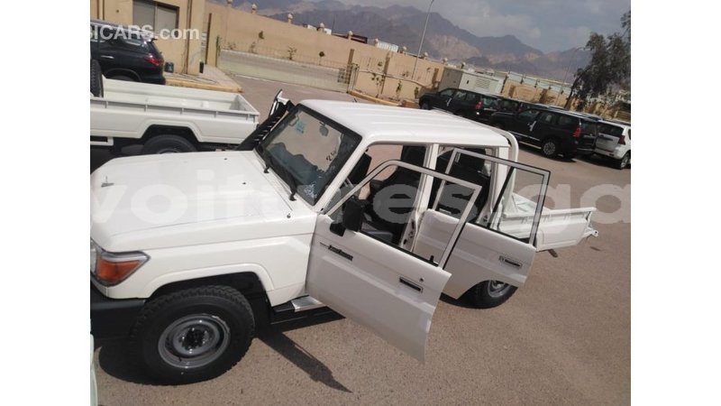 Big with watermark toyota land cruiser estuary import dubai 6590