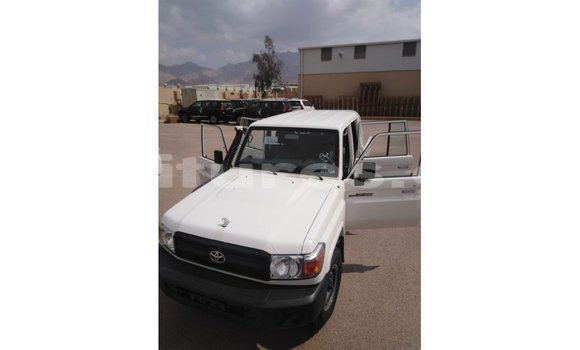 Sayi Imported Toyota Land Cruiser White Mota in Import - Dubai a estuary Sayi Imported Toyota Land Cruiser White Mota in Import - Dubai a estuary