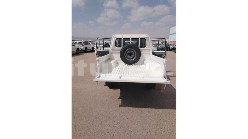 Big with watermark toyota land cruiser estuary import dubai 6590