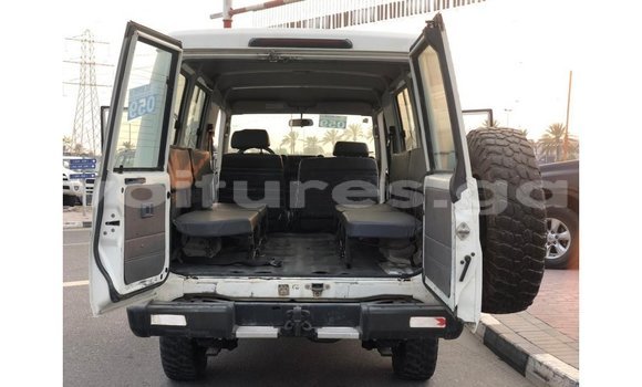 Sayi Imported Toyota Land Cruiser White Mota in Import - Dubai a estuary Sayi Imported Toyota Land Cruiser White Mota in Import - Dubai a estuary