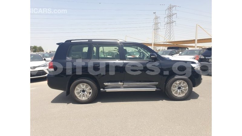 Big with watermark toyota land cruiser estuary import dubai 6625