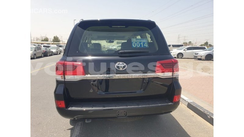 Big with watermark toyota land cruiser estuary import dubai 6625