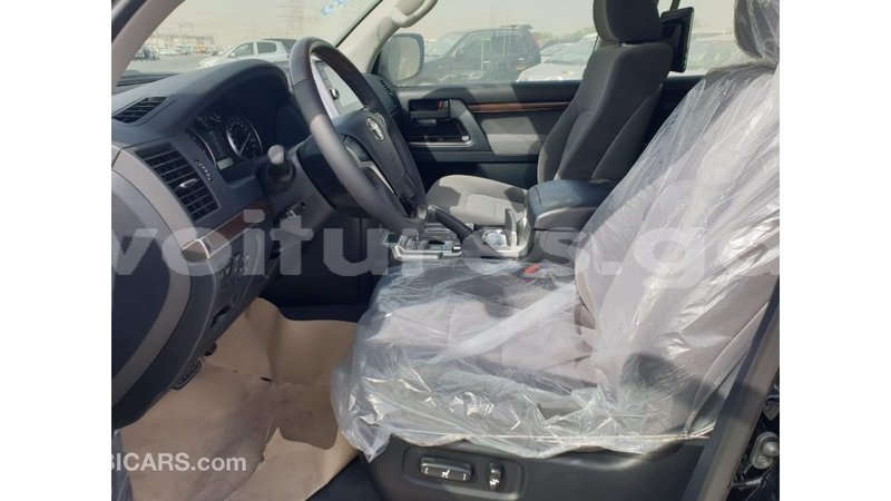 Big with watermark toyota land cruiser estuary import dubai 6625