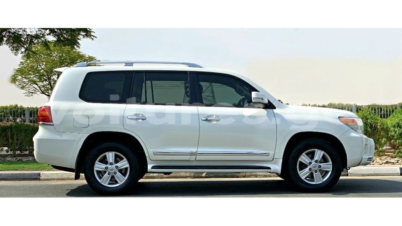 Big with watermark toyota land cruiser estuary import dubai 6636