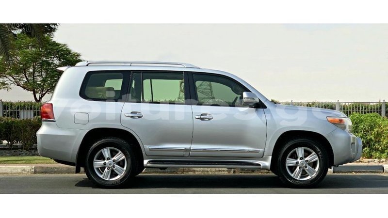 Big with watermark toyota land cruiser estuary import dubai 6637