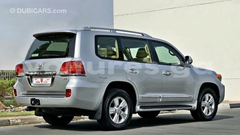 Big with watermark toyota land cruiser estuaire import dubai 6637