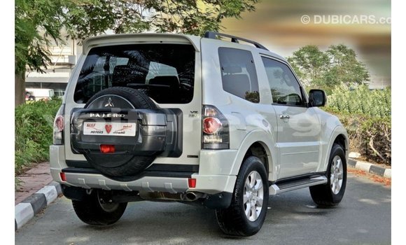 Acheter Import Voiture Mitsubishi Pajero Blanc à Import - Dubai, Estuaire Acheter Import Voiture Mitsubishi Pajero Blanc à Import - Dubai, Estuaire
