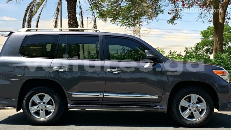 Big with watermark toyota land cruiser estuary import dubai 6665