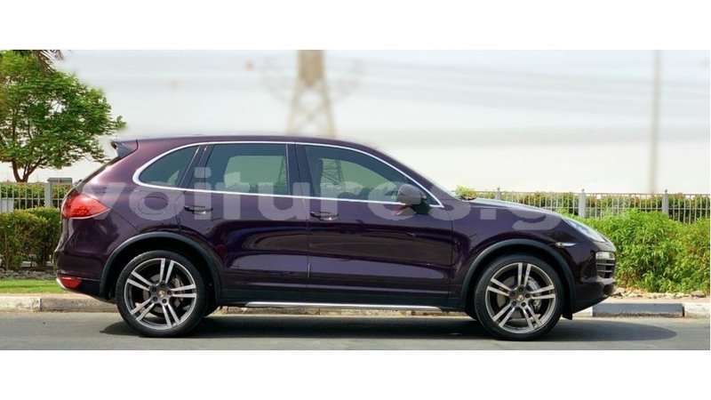 Big with watermark porsche cayenne estuary import dubai 6667