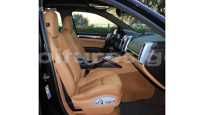 Big with watermark porsche cayenne estuary import dubai 6667