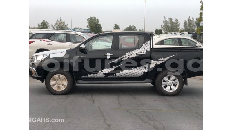 Big with watermark toyota hilux estuary import dubai 6672