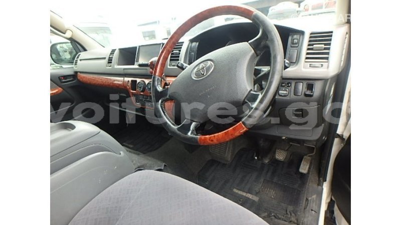 Big with watermark toyota regius estuary import dubai 6673