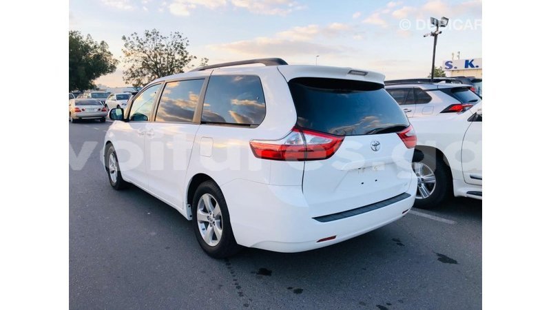 Big with watermark toyota sienna estuary import dubai 6694