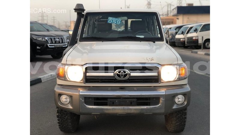 Big with watermark toyota land cruiser estuary import dubai 6695