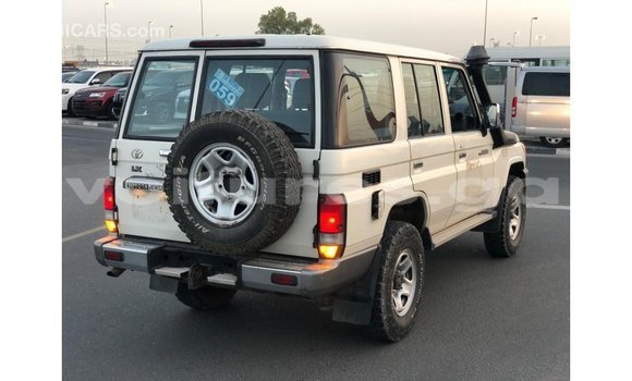 Sayi Imported Toyota Land Cruiser White Mota in Import - Dubai a estuary Sayi Imported Toyota Land Cruiser White Mota in Import - Dubai a estuary