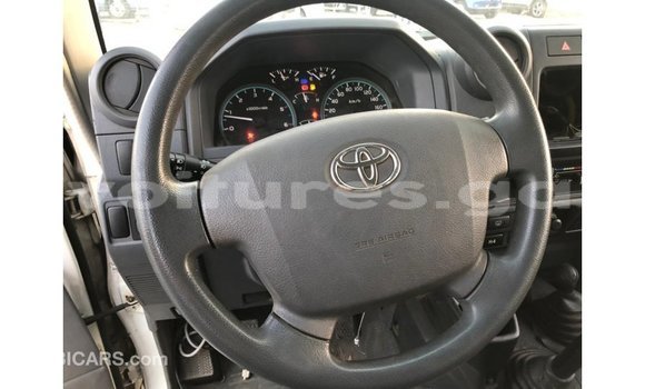 Sayi Imported Toyota Land Cruiser White Mota in Import - Dubai a estuary Sayi Imported Toyota Land Cruiser White Mota in Import - Dubai a estuary