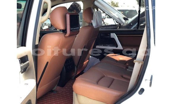 Buy Import Toyota Land Cruiser White Car in Import - Dubai in Estuary Buy Import Toyota Land Cruiser White Car in Import - Dubai in Estuary