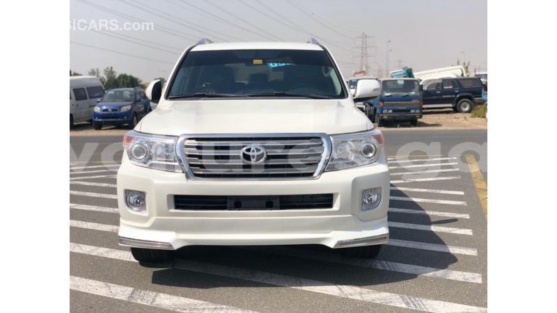 Big with watermark toyota land cruiser estuary import dubai 6705