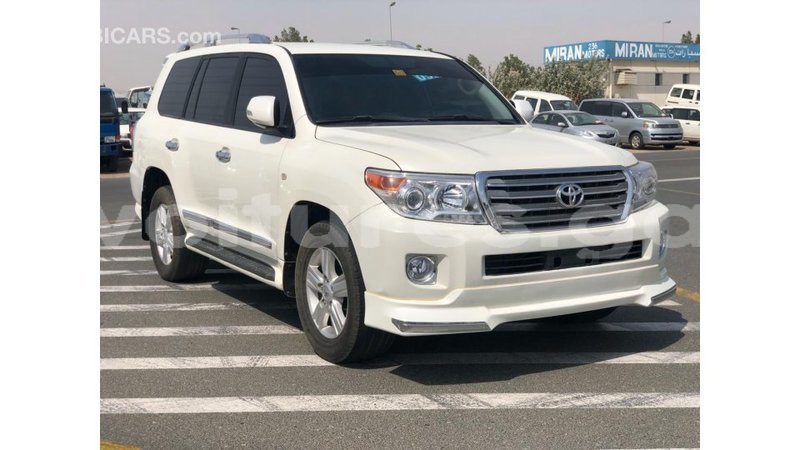 Big with watermark toyota land cruiser estuary import dubai 6705