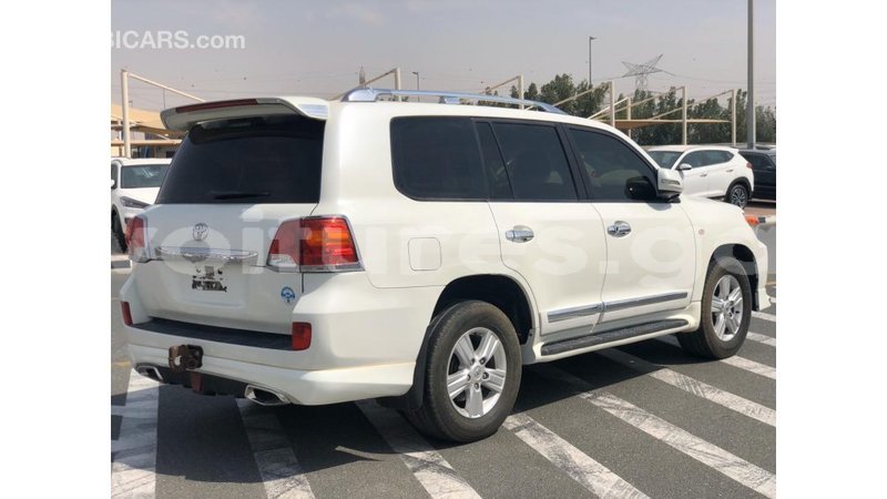 Big with watermark toyota land cruiser estuary import dubai 6705