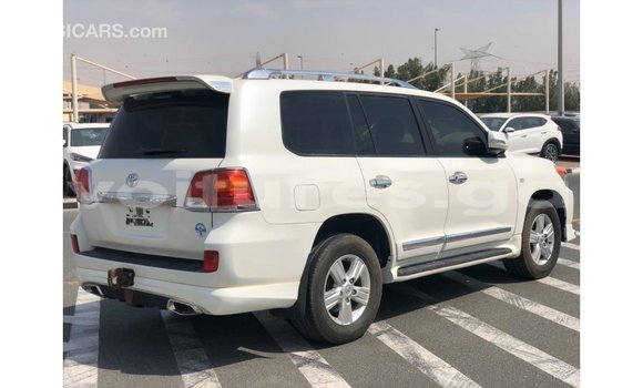Acheter Import Voiture Toyota Land Cruiser Blanc à Import - Dubai, Estuaire Acheter Import Voiture Toyota Land Cruiser Blanc à Import - Dubai, Estuaire