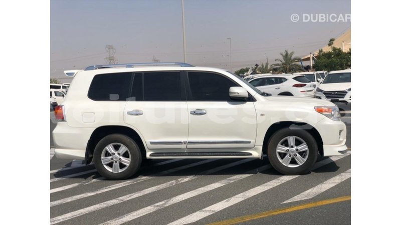 Big with watermark toyota land cruiser estuary import dubai 6705