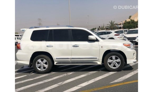 Acheter Import Voiture Toyota Land Cruiser Blanc à Import - Dubai, Estuaire Acheter Import Voiture Toyota Land Cruiser Blanc à Import - Dubai, Estuaire