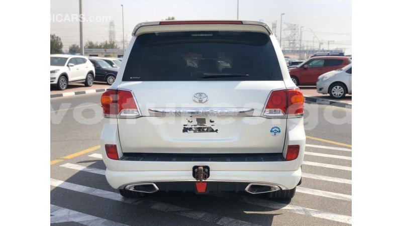 Big with watermark toyota land cruiser estuary import dubai 6705