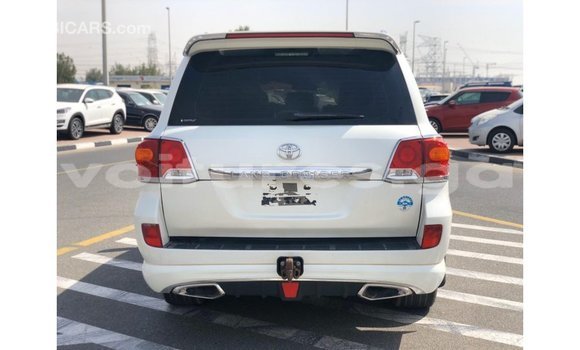 Acheter Import Voiture Toyota Land Cruiser Blanc à Import - Dubai, Estuaire Acheter Import Voiture Toyota Land Cruiser Blanc à Import - Dubai, Estuaire